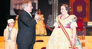 El alcalde de Xàtiva y la fallera mayor infantil. ::
ESTUDIO FEDERICO