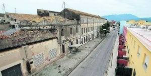Exterior de la fábrica de seda de Lombard de Almoines que ha salido a la venta . ::                             JUANTXO RIBES