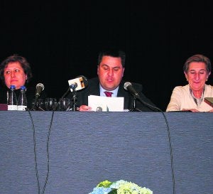La concejal de Bienestar Social,  Amalia Castelló, el alcalde, J. M. Barranca, y Gotzone Mora. /LP