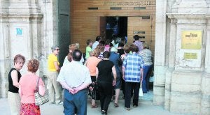 Un grupo de personas entra al Museo San Pío V de Valencia. ::
JOSÉ MARÍN
