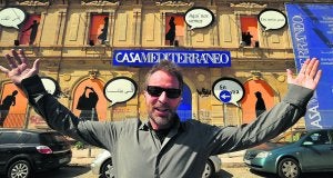 Manuel Ocaña delante de la Casa Mediterráneo con un gesto muy peculiar. ::
RAFA MOLINA