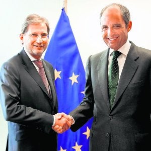 Francisco Camps y el comisario de Política Regional de la UE, Johannes Hahn. ::                             EFE/LUIS VIDAL