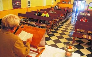 Un momento de la lectura en alemán de la Biblia, en la iglesia Evangélica de Dénia. ::                             JOSÉ IGLESIAS