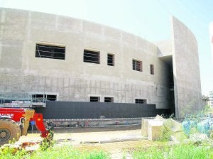 Imagen del Palau de la Festa, todavía en construcción, cuya fachada se recubrirá de coloreadas baldosas cerámicas. :: TONI LOSAS