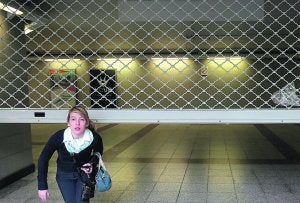 Una empleada del Metro sale de la estación durante la huelga de transporte en Atenas. :: EFE
