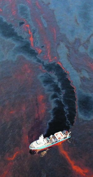 Un bote navega sobre un mar de petróleo cerca de Louisiana. ::
AFP