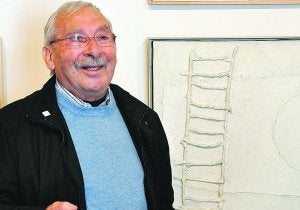 Vicente Castellano sonríe delante de una obra de su exposición antológica :: J. R. CANCER