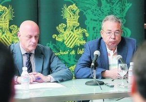 El diputado Salvador Enguix, junto a Javier Varela. ::                             IRENA MARSILLA