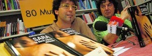 El escritor Carles Cortés, con gafas amarillas, ayer, en la presentación de su última novela en 80 Mundos. ::
CARLOS RODRÍGUEZ