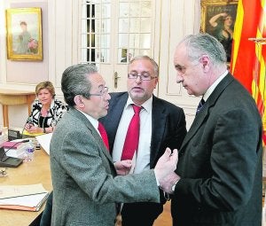 Luna dialoga con Blasco ante la mirada de Such y, al fondo, Martínez. ::
EFE/MANUEL BRUQUE