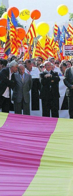 Montilla, junto a Pujol y Benach, ante la 'senyera' de 250 metros. ::                                                        EFE