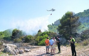 Un incendio arrasa una hectárea de monte