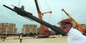 El artista Miquel Navarro contempla los trabajos del izado de la escultura de 35 metros, ayer en Mislata. ::                             DAMIÁN TORRES