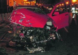 La parte delantera del Renault Clio quedó totalmente destrozada como consecuencia de la brutal colisión. ::                             LP
