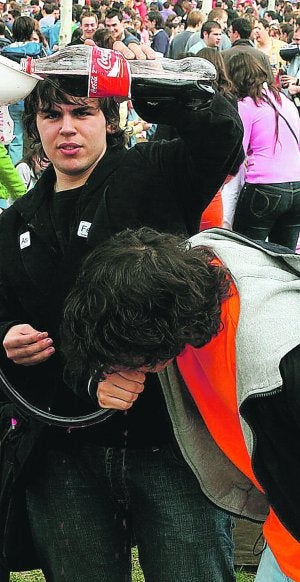 El consumo de alcohol es generalizado entre la juventud. ::                             LP