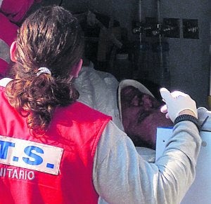 Uno de los heridos, asistidos en un SAMU. ::                             J. A. MARRAHÍ