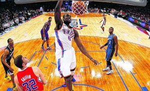 Serge Ibaka realiza un mate ante Griffin en el partido ayer entre Rookies y Sophomores. ::
REUTERS/JEFF GROSS