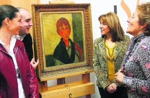 Los propietarios de la pieza, la consellera Trini Miró y la directora del Instituto de Restauración, Carmen Pérez, con la obra. ::                             EFE