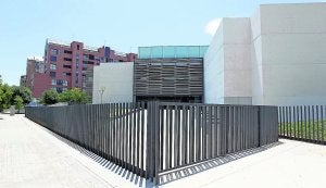 Edificio construido en la avenida General Avilés que todavía no se ha puesto en marcha. ::                             J. J. MONZÓ