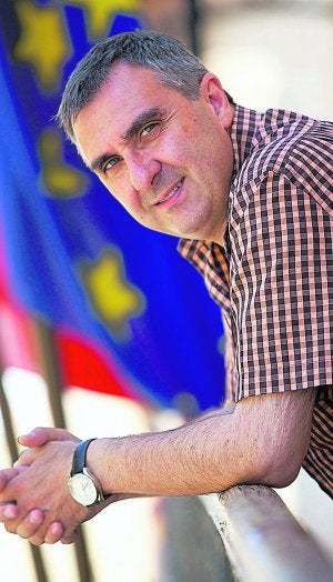 Gaspar Pérez, en el Ayuntamiento de la Font d'en Carròs. ::
J. RIBES