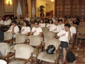 El alcalde de Gandia, Arturo Torró, en medio del secretario y del interventor durante una sesión plenaria. ::
Z.S.