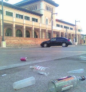 Botellas de alcohol en La Malvarrosa. ::
A.O.