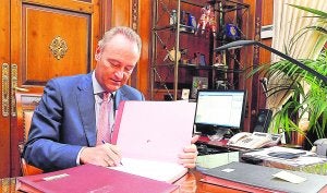 Despedida. Alberto Fabra, ayer, firmando los últimos documentos como alcalde de Castellón. ::                             LP