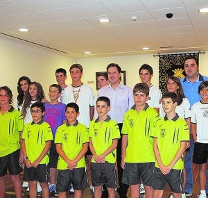 El alcalde y el edil de Deportes con las escuelas. ::
LP