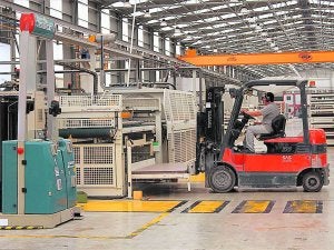 Un operario trabajando en una fábrica que produce azulejos. ::
LP