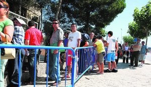 Inmigrantes ilegales se entregan a la Policía para que los repatríen a su país