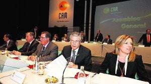 Modesto Crespo y Dolores Amorós, durante una asamblea general de Caja Mediterráneo. ::                             ÁLEX DOMÍNGUEZ