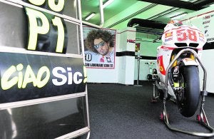La moto de Simoncelli preside ya el box del equipo del fallecido piloto italiano en Cheste. ::                             AFP/JAVIER SORIANO