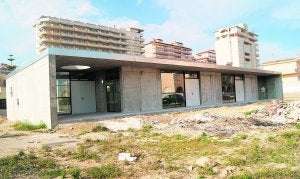 El edificio de la escoleta de la playa está acabado pero falta urbanizar el entorno. ::
C.G.