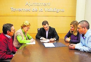 El alcalde y la presidenta de ADISVA en la firma del convenio. ::
LP