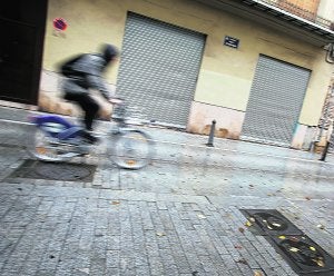 Un ciclista circula por la calle Serranos, en el barrio del Carmen. ::                             TXEMA RODRÍGUEZ