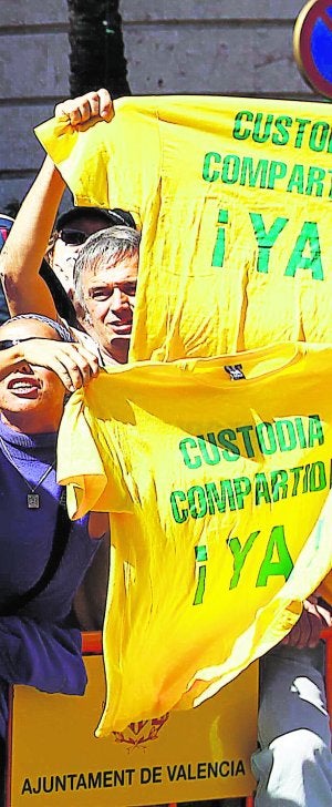 Una manifestación en la Plaza del Ayuntamiento. ::                            DAMIAN TORRES