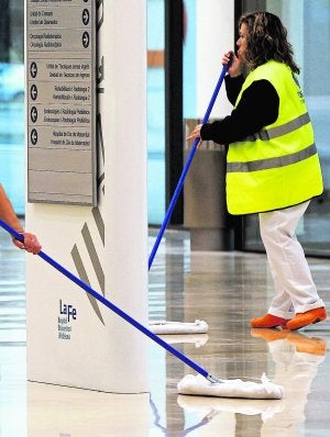 Sanidad suprimirá neceseres y reducirá la limpieza de las oficinas en los hospitales