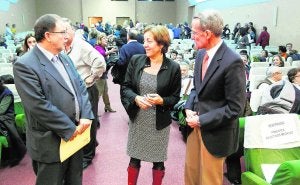 Rosa Fuster, en el centro de la imagen, junto a compañeros de la junta del Colegio de Médicos en la asamblea de la semana pasada. ::                             J.SIGNES