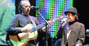 Joan Manuel Serrat y Joaquín Sabina en uno de los conciertos de su gira en común de 2007 que también les llevó a Gandia. ::
SANTIAGO LLANQUIN / AP