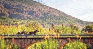 Xaló. Puente de esta localidad de la Vall del Pop que deja ver el paisaje de esta zona del interior de la comarca de la Marina Alta. ::  LP