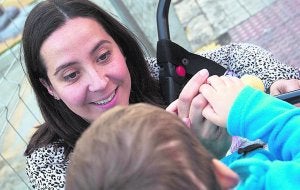 Esther sonríe mientras su hijo le agarra la mano. ::
DAMIÁN TORRES
