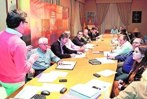Guillermo Barber, de pie, se dirige al Consell de Participació Ciutadana de Gandia. ::
JUANJO PERET