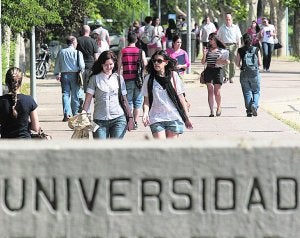 Estudiantes caminan por el campus de la Universidad Complutense de Madrid. ::
R. C.