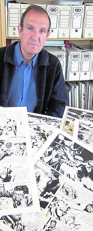 Antonio Escolano posa con algunas de las páginas de la época. ::
L. C.