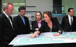 Barberá explica a la ministra Pastor el desarrollo de la marina del puerto, ayer. / P. Sapena