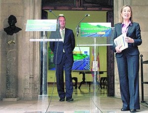 La ministra se compromete a iniciar el tercer carril del corredor el próximo año