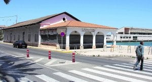 La antigua lonja de Dénia, que permanece cerrada desde hace tiempo, se convertirá en un espacio de información turística y cultural. Tino Calvo