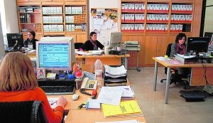 Funcionarios de Tavernes en sus puestos de trabajo. LP