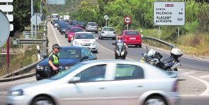 Un agente de la Policía Local controla el tráfico en la entrada a la playa de Gandia. ::
JUANTXO RIBES