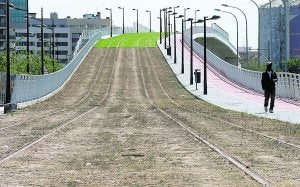 Parte de la plataforma del tranvía, el pasado abril junto a l'Oceanogràfic. / Irene Marsilla